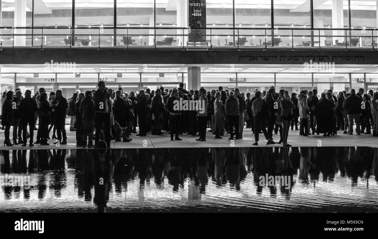 Abends sammeln Menschenmenge vor der Show außerhalb des Konzertsaales Gebäude Stockfoto