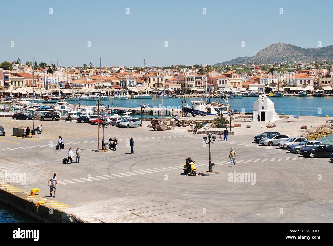 Der Hafen von Aegina Stadt auf der griechischen Insel Ägina. Weniger als eine Stunde von Piräus entfernt, ist die Insel ein beliebtes Ziel für die Athener. Stockfoto