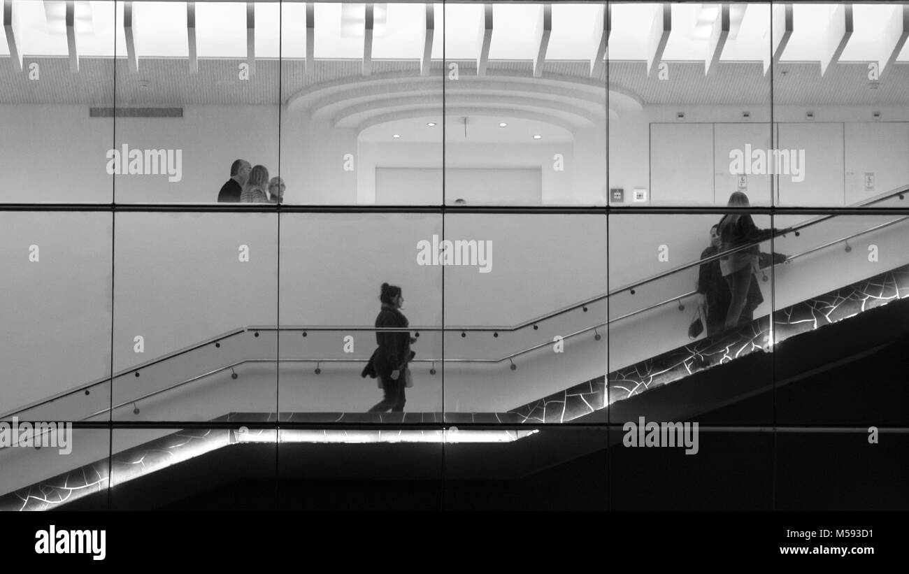 Peeking auf peep Glasfenster mit Menschen, gehen die Treppe Stockfoto