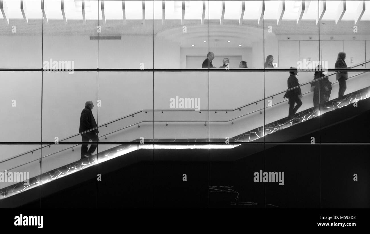 Peeking auf peep Glasfenster mit Menschen, gehen die Treppe Stockfoto