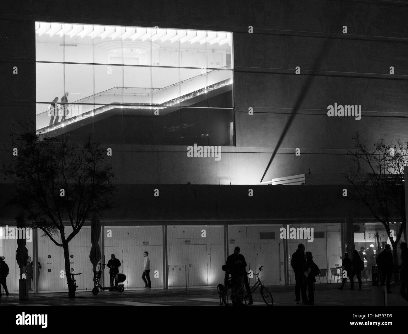 Peeking auf peep Glasfenster mit Menschen, gehen die Treppe Stockfoto