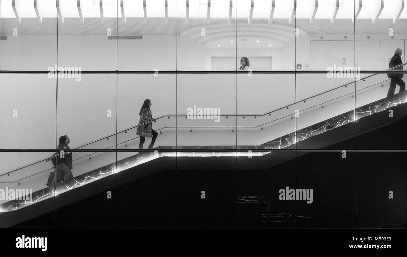 Peeking auf peep Glasfenster mit Menschen, gehen die Treppe Stockfoto