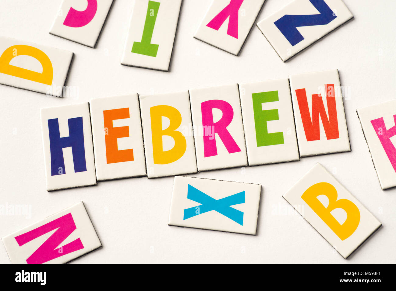 Wort Hebräisch Aus bunte Buchstaben auf weißem Hintergrund Stockfoto