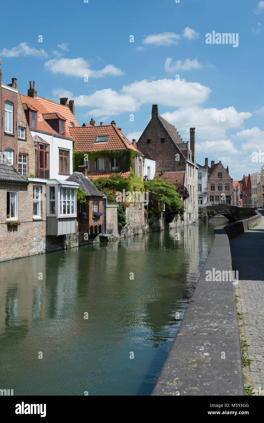 Blick entlang der Gouden-Handrei Canal, Brügge, Belgien. Stockfoto
