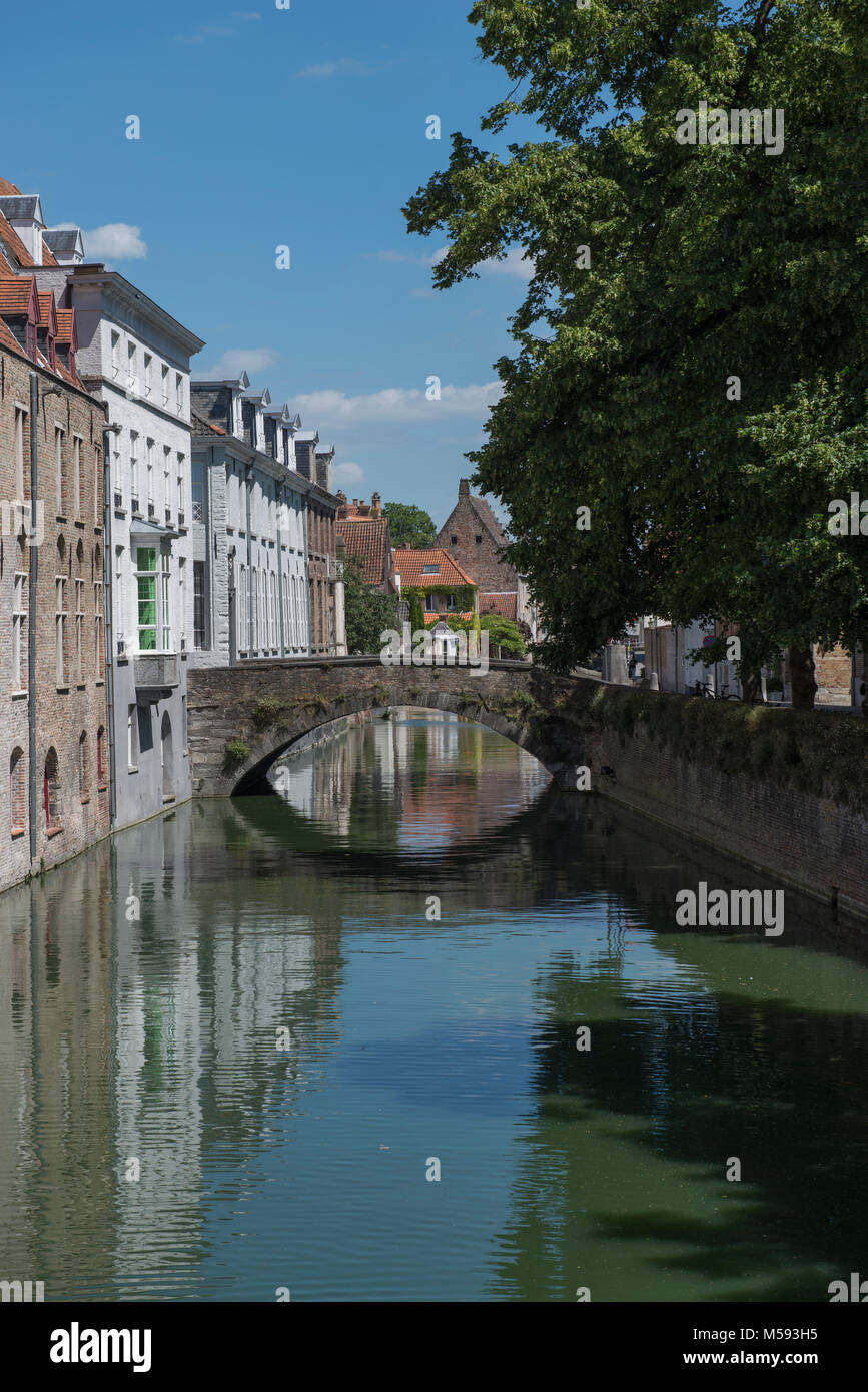 Die Brücke über den Torenbrug und Augustijnenrei Speelmansrei Canal, Brügge, Belgien. Stockfoto