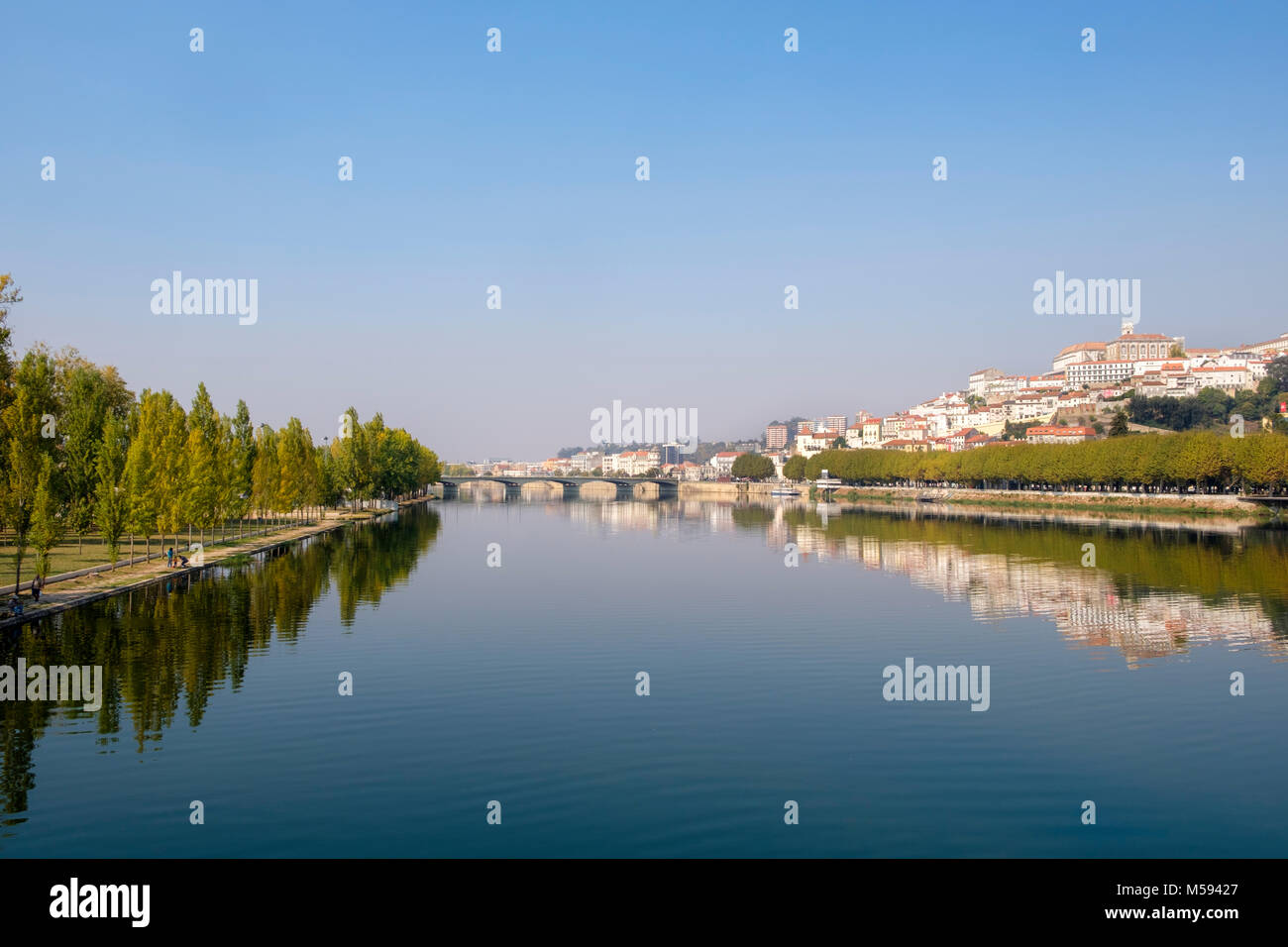 Mondego und Coimbra mit der Universität von Coimbra auf Hügel, Region Centro, Portugal Stockfoto