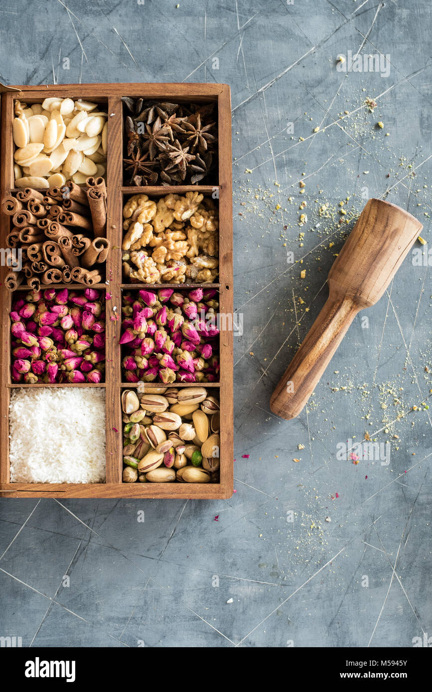 Rustikale Holzkiste Voller orientalischer Muttern auf graue Tabelle platziert Stockfoto