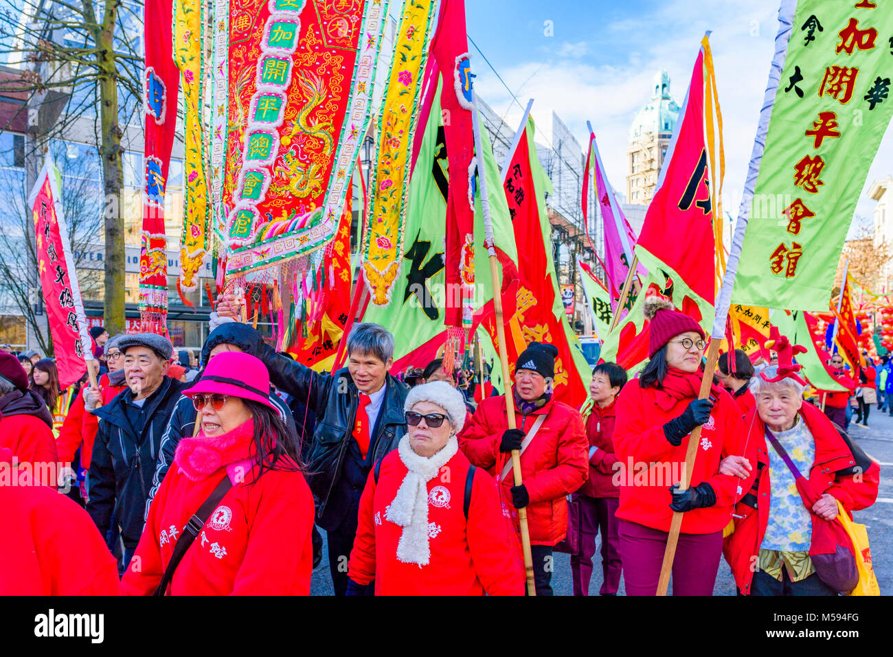 Hoy Ping wohltätige Verbindung März mit Fahnen auf chinesische Mondjahr Parade, Chinatown, Vancouver, British Columbia, Kanada. Stockfoto