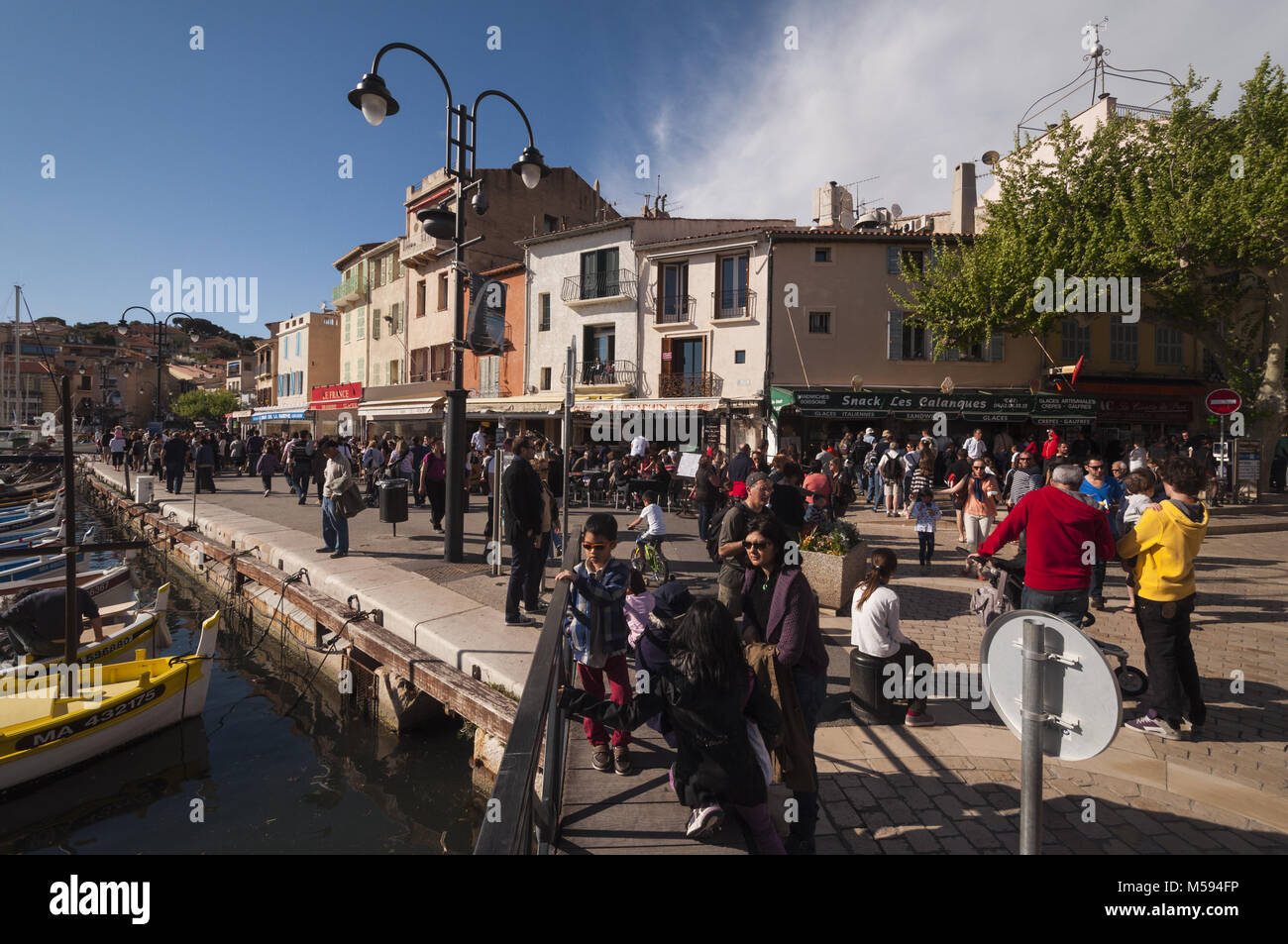 Frankreich, Côte d'Azur, Cassis, Hafen Kais street scene mit Menschen Stockfoto