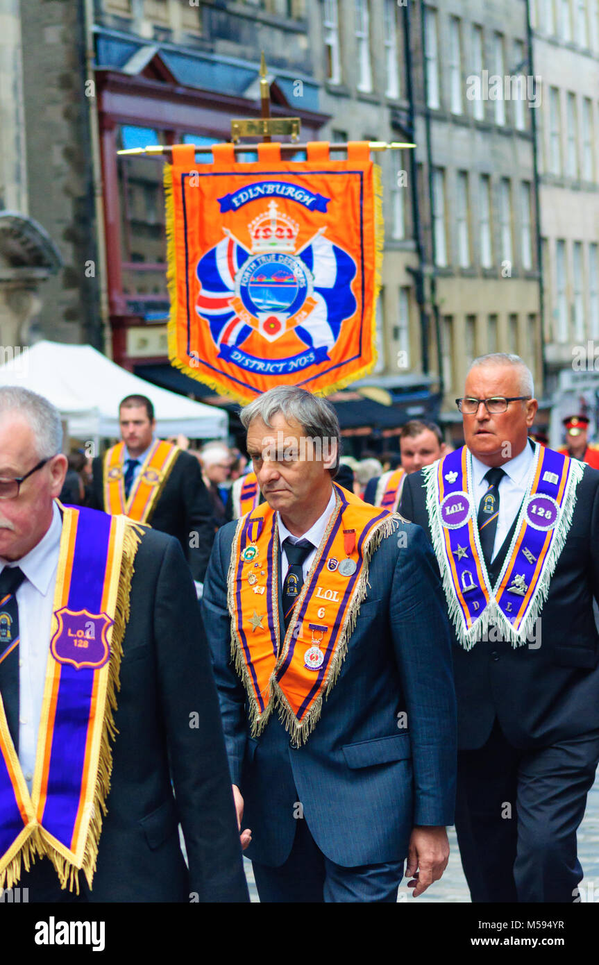 Männliche Mitglied des Orange Order bei der Prozession auf der Royal Mile in Edinburgh im zwölften Juli Veranstaltungen zu markieren. Stockfoto