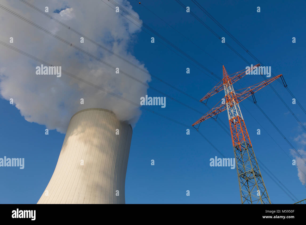 Kühlturm des Kohlekraftwerk Duisburg-Walsum von der STEAG und EVN AG, 181 Meter hoch, Wasserdampf, Cloud, Power Transmission Line betrieben, Mast Stockfoto