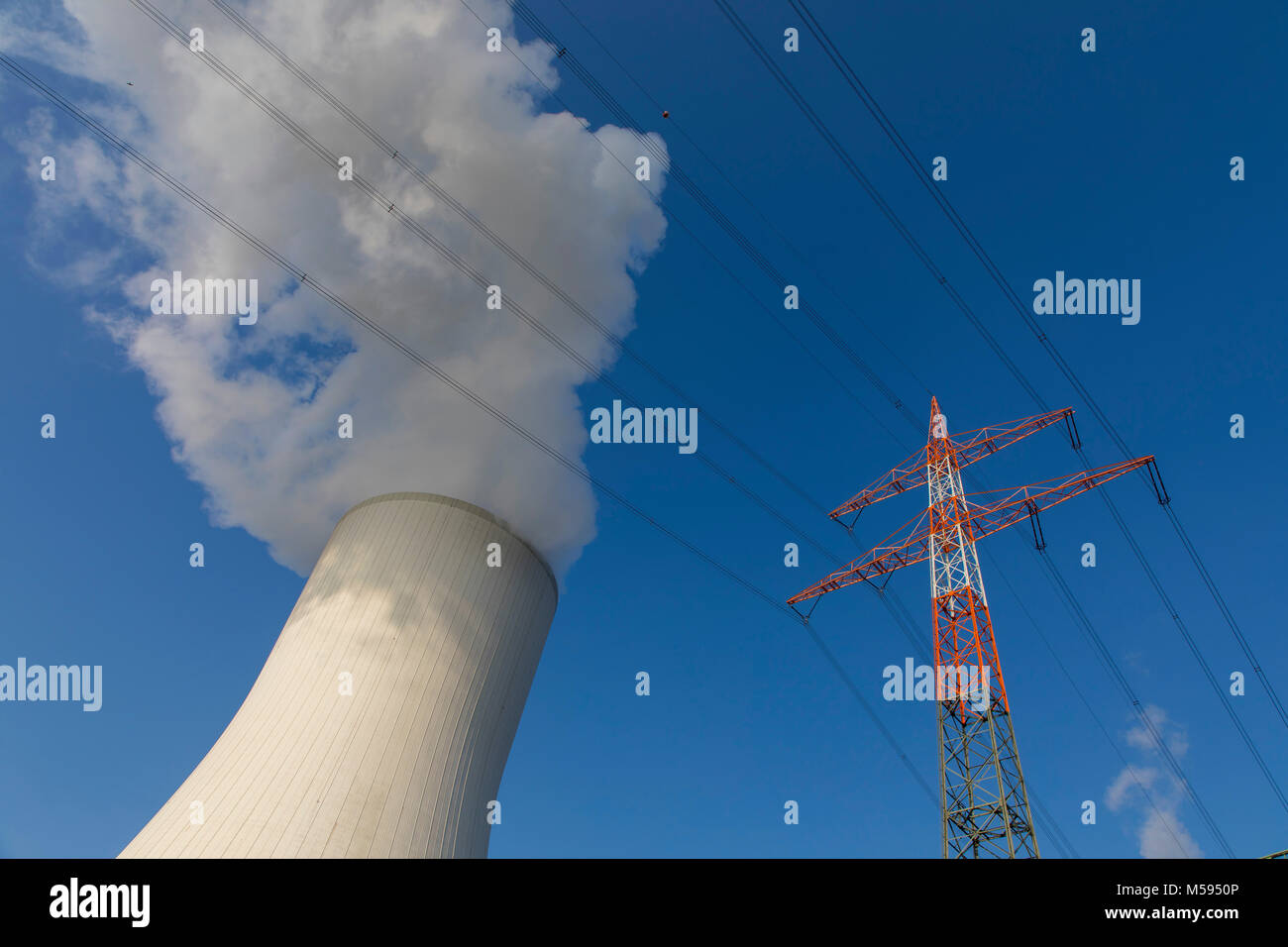 Kühlturm des Kohlekraftwerk Duisburg-Walsum von der STEAG und EVN AG, 181 Meter hoch, Wasserdampf, Cloud, Power Transmission Line betrieben, Mast Stockfoto