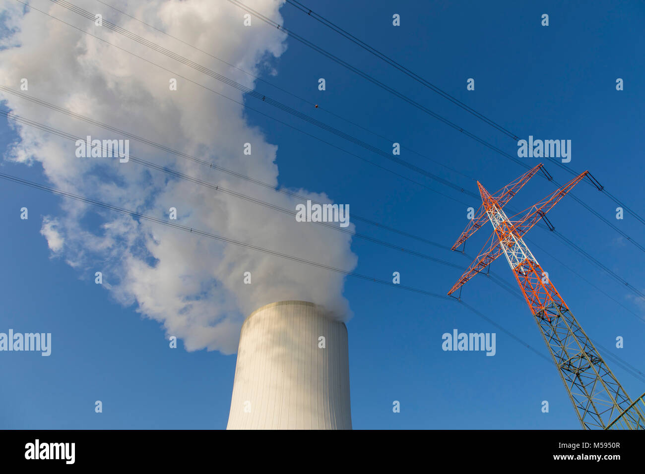 Kühlturm des Kohlekraftwerk Duisburg-Walsum, betrieben von der STEAG und der EVN AG, 181 Meter hoch, Wasserdampf Wolke, Hochspannungsleitung, Mast, Stockfoto
