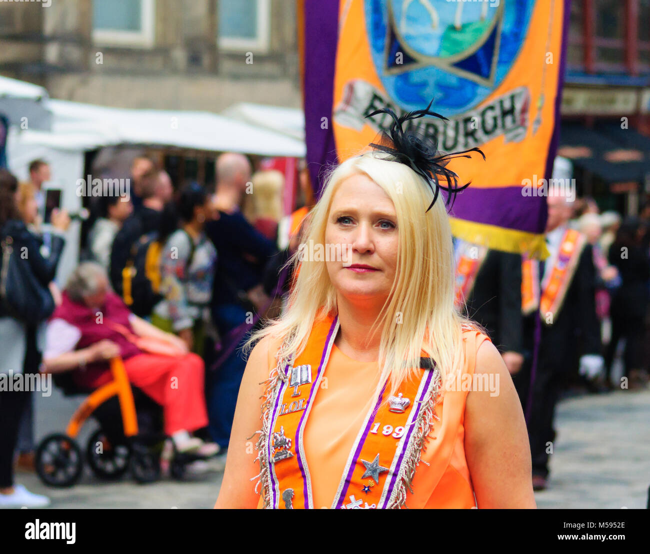 Weibliche Mitglied des Orange Order bei der Prozession auf der Royal Mile im zwölften Juli Veranstaltungen zu markieren Stockfoto