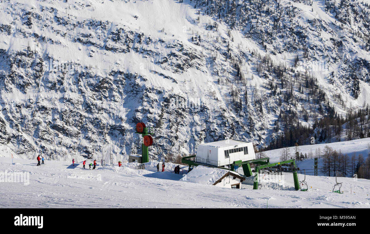 La Thuile, Italien - 18.Februar 2018: Sessellift im Skigebiet von La Thile in den italienischen Alpen Region Valle d'Aosta. Stockfoto