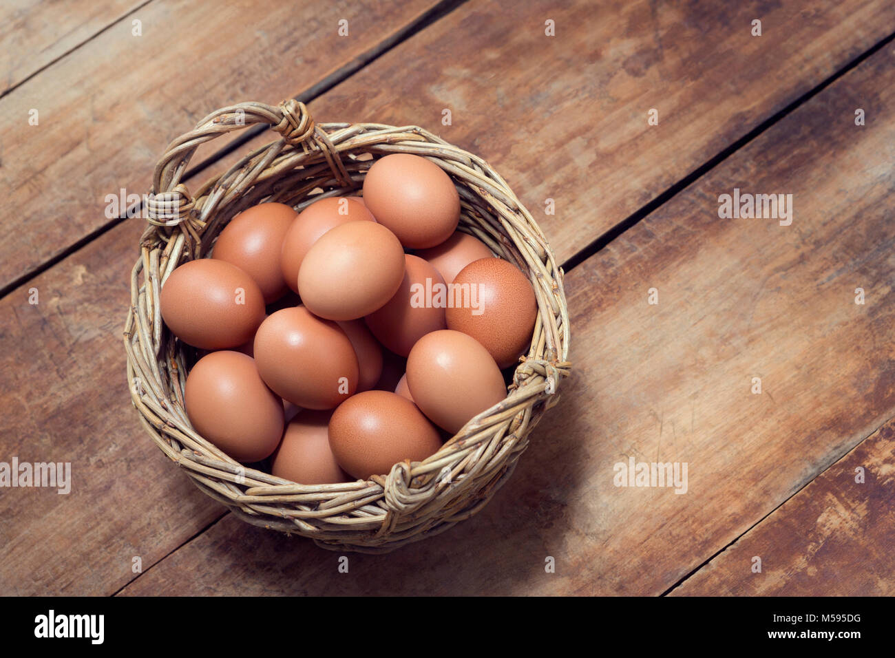 Eier in den Korb auf der hölzernen Tisch Stockfoto