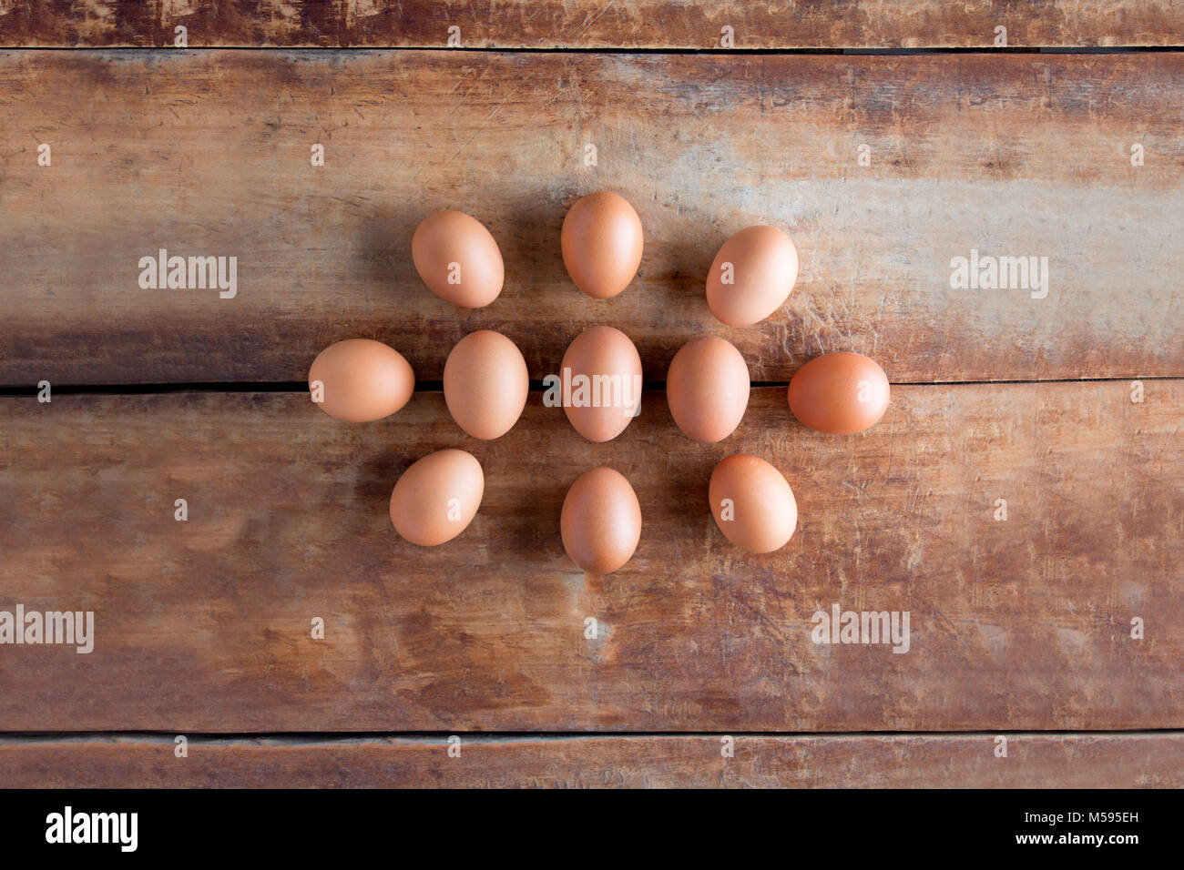 Eier in den Korb auf der hölzernen Tisch Stockfoto