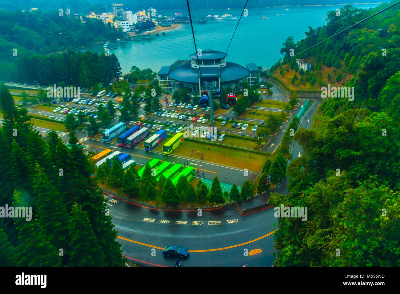 Die Sun Moon Lake Seilbahn ist eine malerische Gondel Service verbindet den Sun Moon Lake mit der Formosa Aboriginal Culture Village Theme Park. Stockfoto