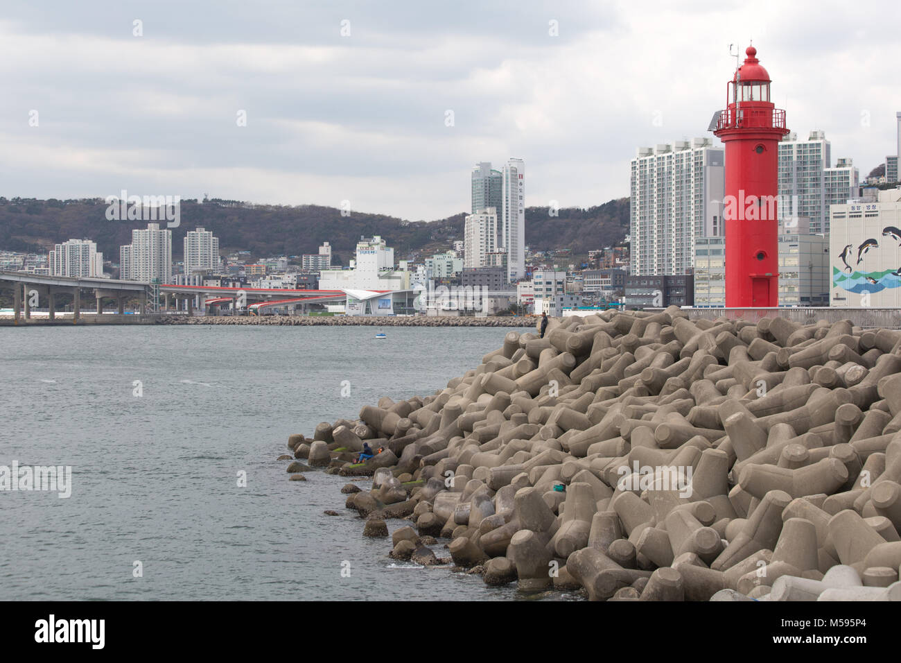 Busan, Südkorea - 24. März 2016: Busan, Rundumleuchte im westlichen Teil der Insel Yeongdo mit Blick auf eine Stadt. Stockfoto