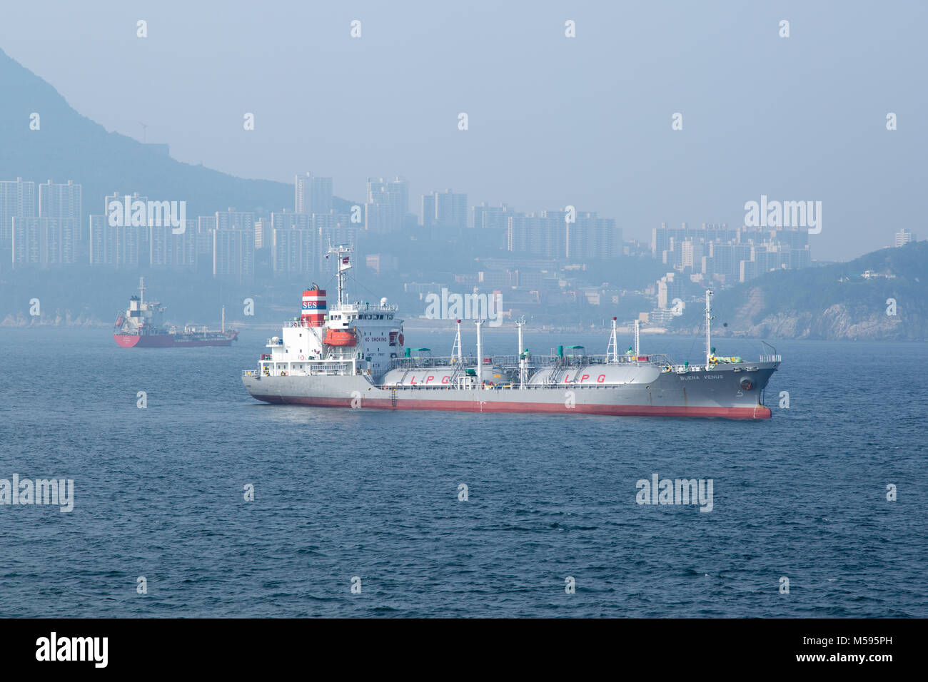 Busan, Südkorea - 27. April 2016: Busan, Schiff Buena Venus auf einen Anker, mit Blick auf eine Stadt. Stockfoto