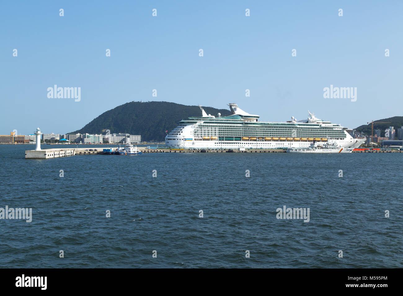 Busan, Südkorea - Juni 1., 2016: Busan, der Paszhirsky Liner an einem Liegeplatz, mit Blick auf eine Stadt. Stockfoto