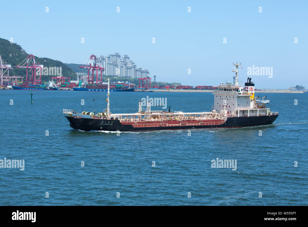 Busan, Südkorea - Juni 2., 2016: Busan, Schiff №1 Dong Joo auf einen Anker, mit Blick auf eine Stadt. Stockfoto