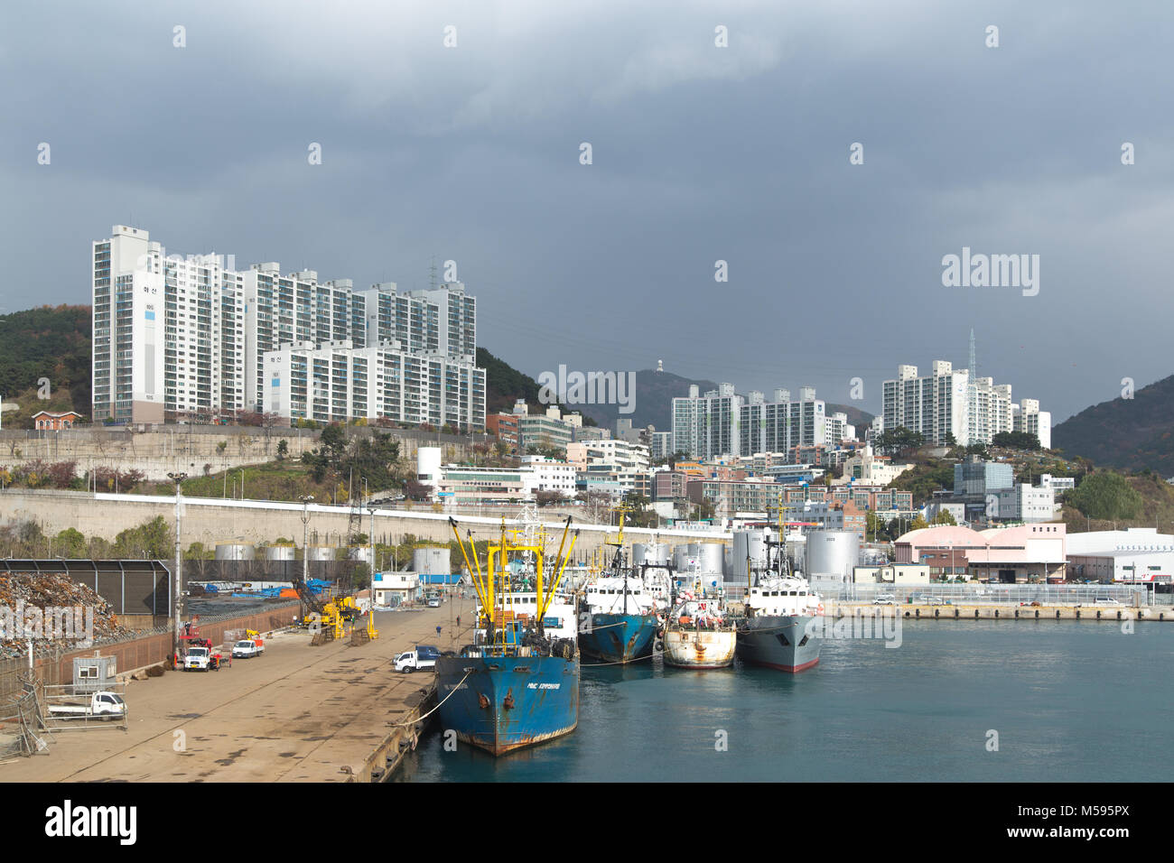 Busan, Südkorea - Dezember 3rd, 2015: Busan, auf Port mit der Schiffe und Blick auf die Stadt. Stockfoto