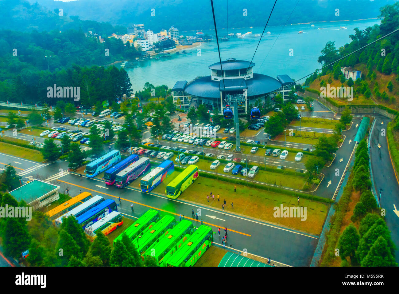 Die Sun Moon Lake Seilbahn ist eine malerische Gondel Service verbindet den Sun Moon Lake mit der Formosa Aboriginal Culture Village Theme Park. Stockfoto