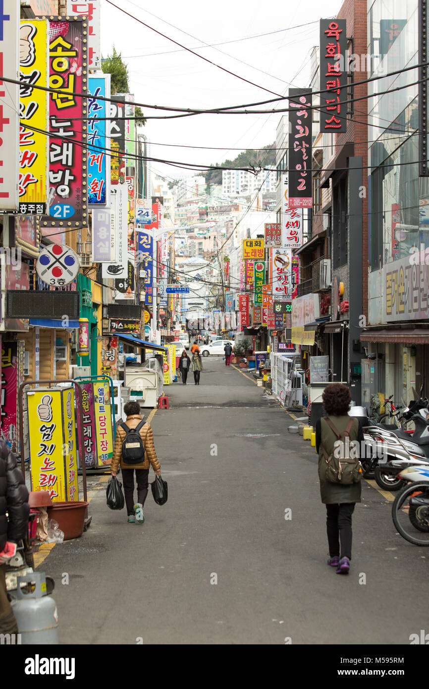 Busan, Südkorea - 25. März 2016: Busan, Aussicht auf eine Geschäftsstraße der Stadt. Stockfoto