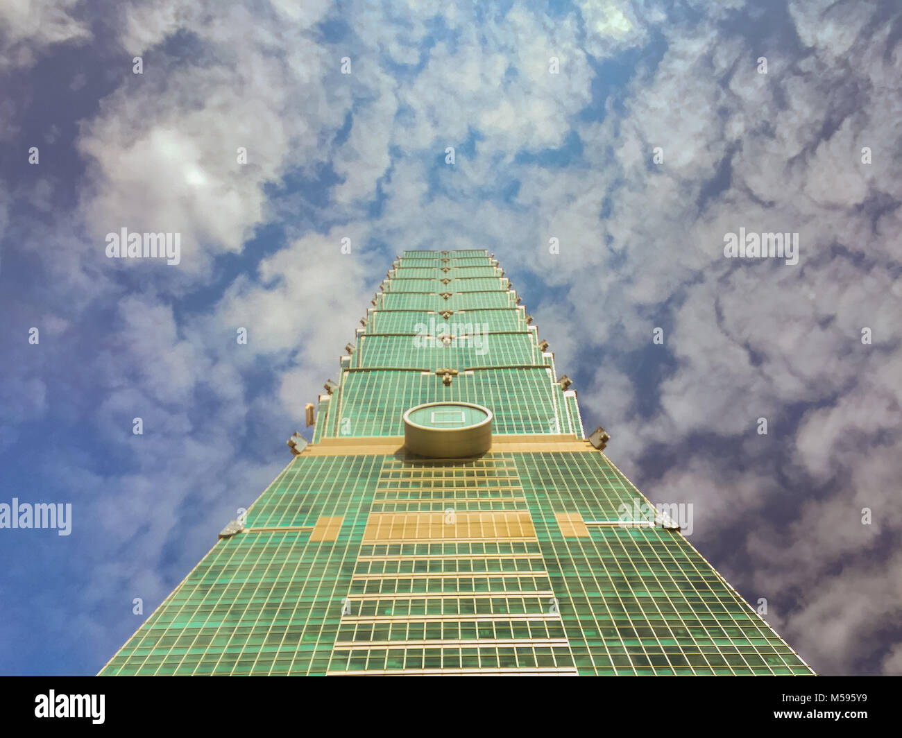 Taipei, Taiwan - 22. November 2015: Taipei 101 Tower, Ansicht von der Vorderseite des Turms, suchen. Stockfoto