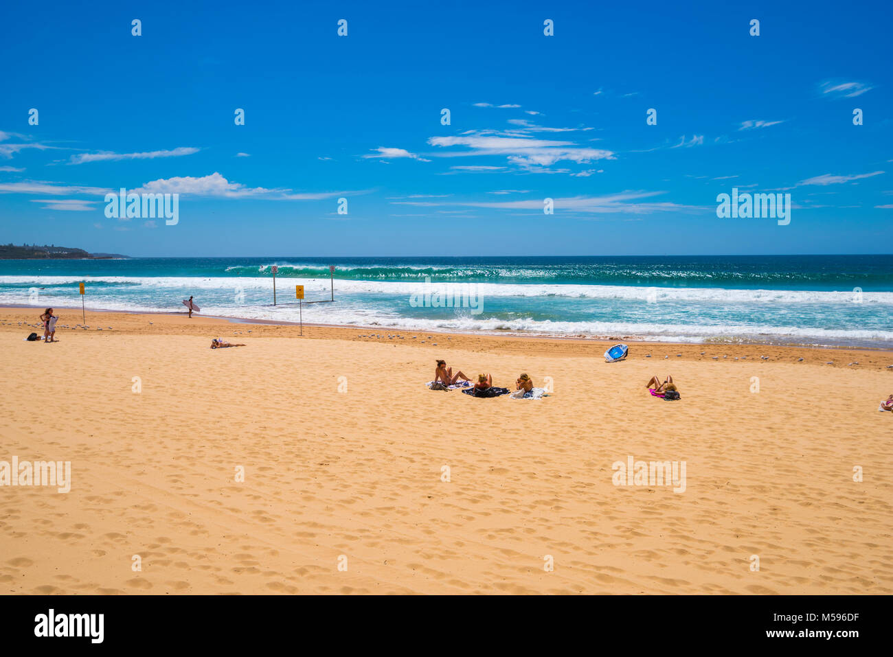 Manly Beach an einem Sommertag mit blauem Himmel, Sydney, Australien Stockfoto