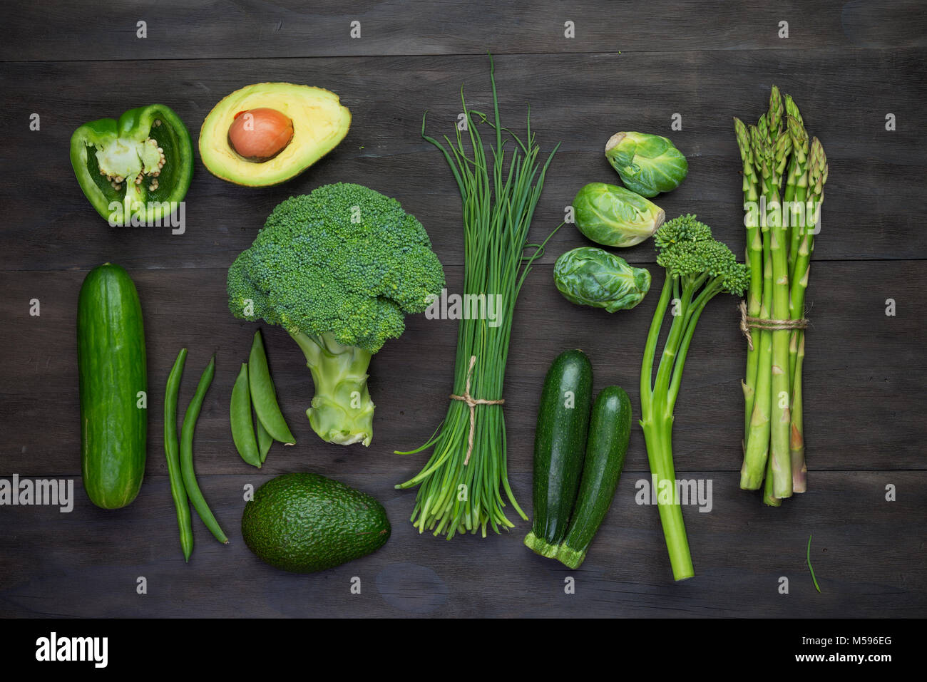 Frisches Grün Bio Gemüse auf schwarzem Holz- vintage table.Organic Gemüse Top View Stockfoto