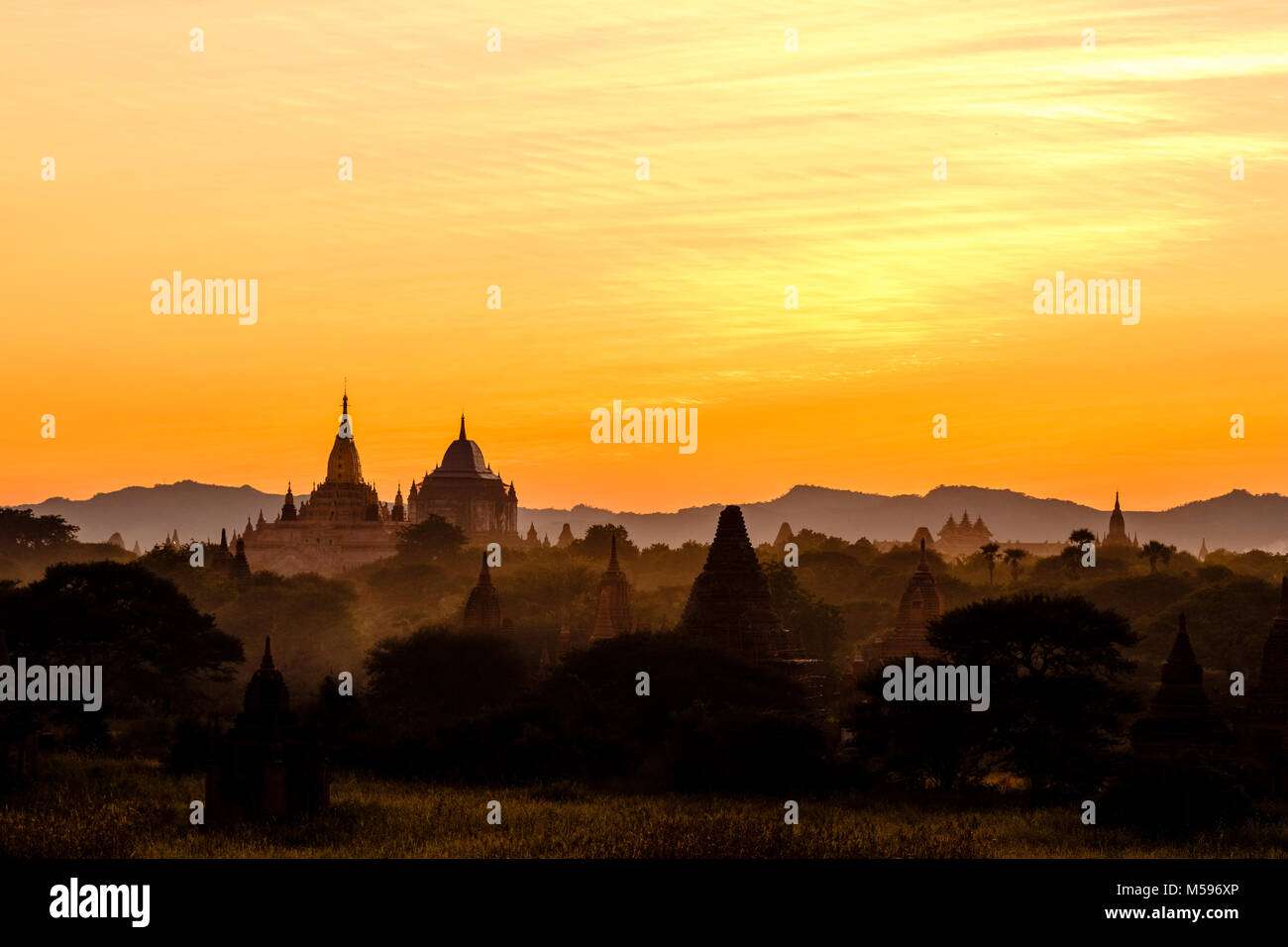 Thatbyinnyu und Ananda Tempel, Pagoden von Bagan in den nebligen Ebenen der archäologischen Stätte nach Sonnenuntergang Stockfoto