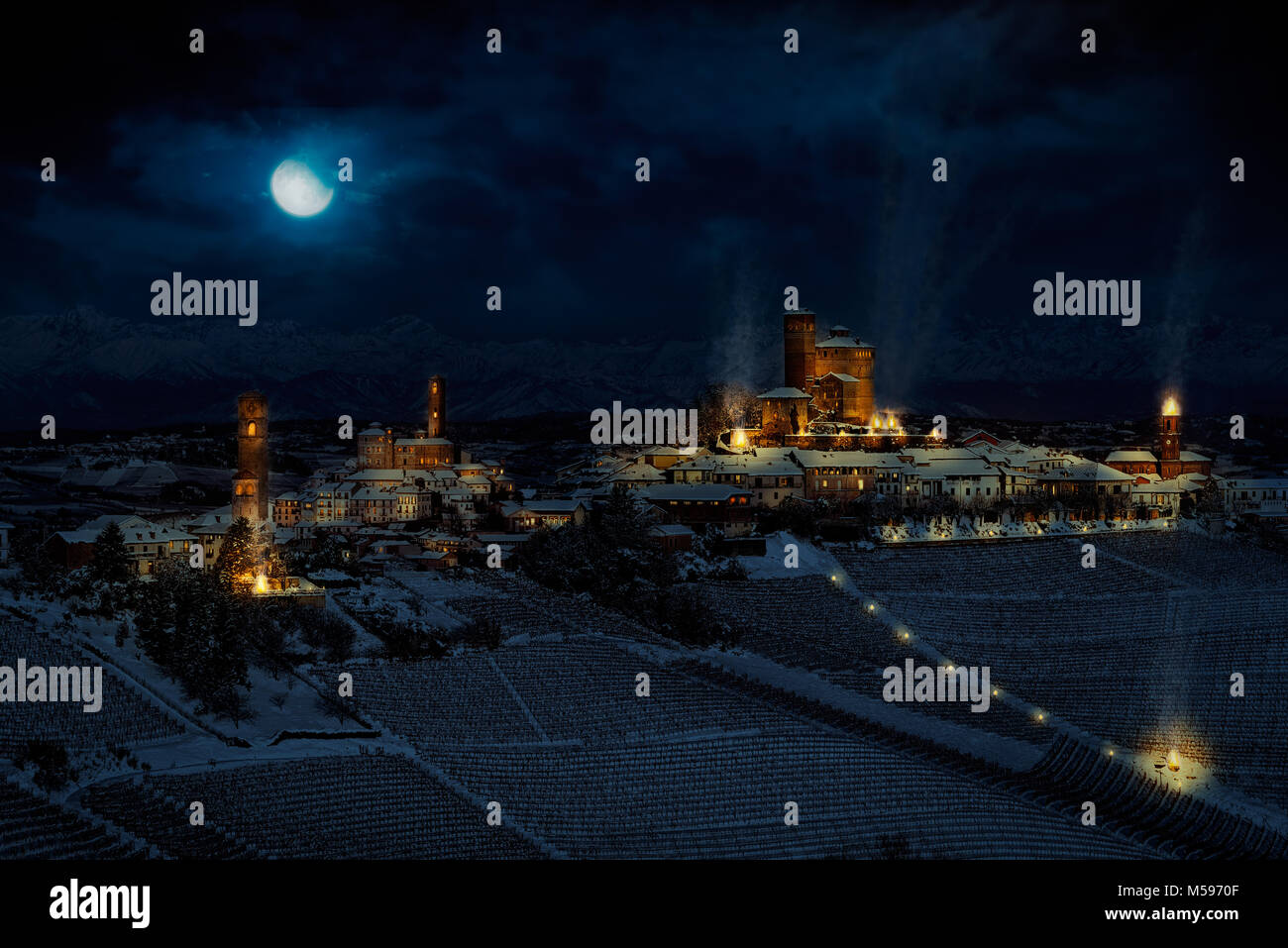 Fantasy photomanipulation der mittelalterlichen Landschaft im Winter bei Nacht mit Schloss und Städte Stockfoto