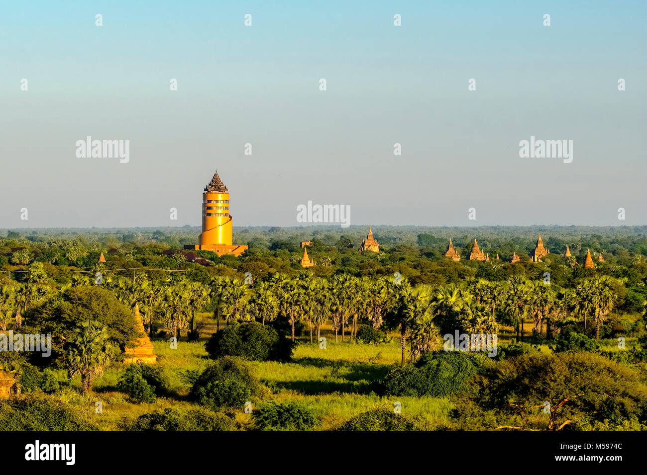 Pagoden von Bagan in die Ebenen der archäologischen Stätte, die Nann Myint Aussichtsturm Hotel in der Ferne Stockfoto