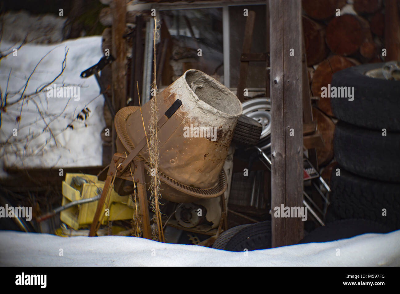 Eine alte, rostige Electric cement Mixer in einer verlassenen Hütte im Wald, auf Eagle, im Kabinett Bergen, in Sanders County, Montana Sh Stockfoto