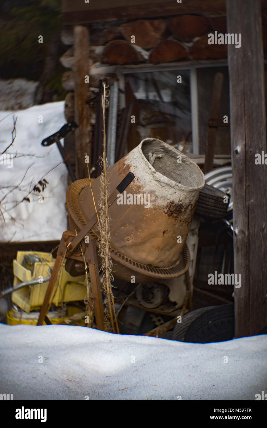 Eine alte, rostige Electric cement Mixer in einer verlassenen Hütte im Wald, auf Eagle, im Kabinett Bergen, in Sanders County, Montana Sh Stockfoto