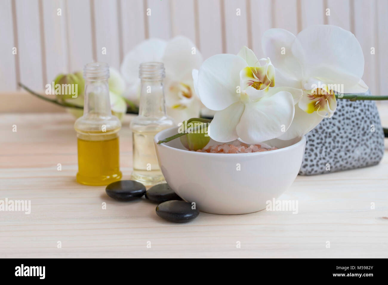 Spa noch Leben mit Badesalz, weiße Orchidee Blumen- und Badeölen mit Massage Steine Stockfoto
