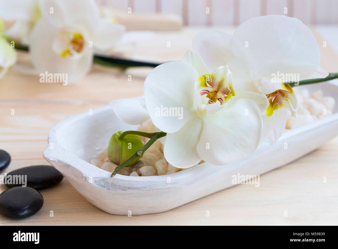 Spa Ambiente mit weißen Orchidee, Badesalz, Massage Steine, Spa noch Leben Stockfoto
