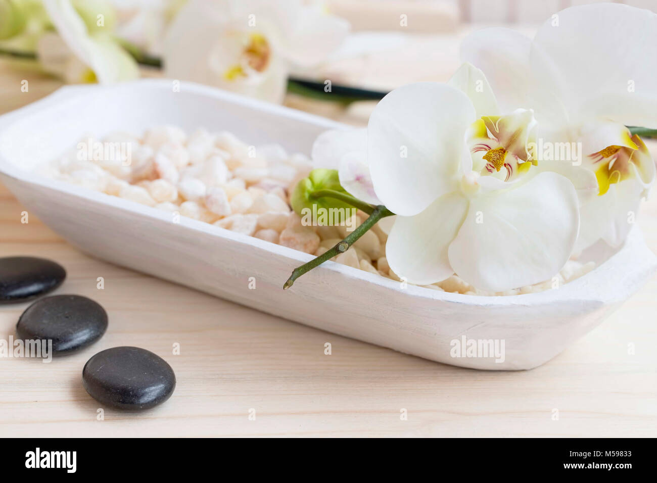 Spa Still life with white orchid flower und Badesalz, Massage Steine, spa und wellness Einstellung Stockfoto