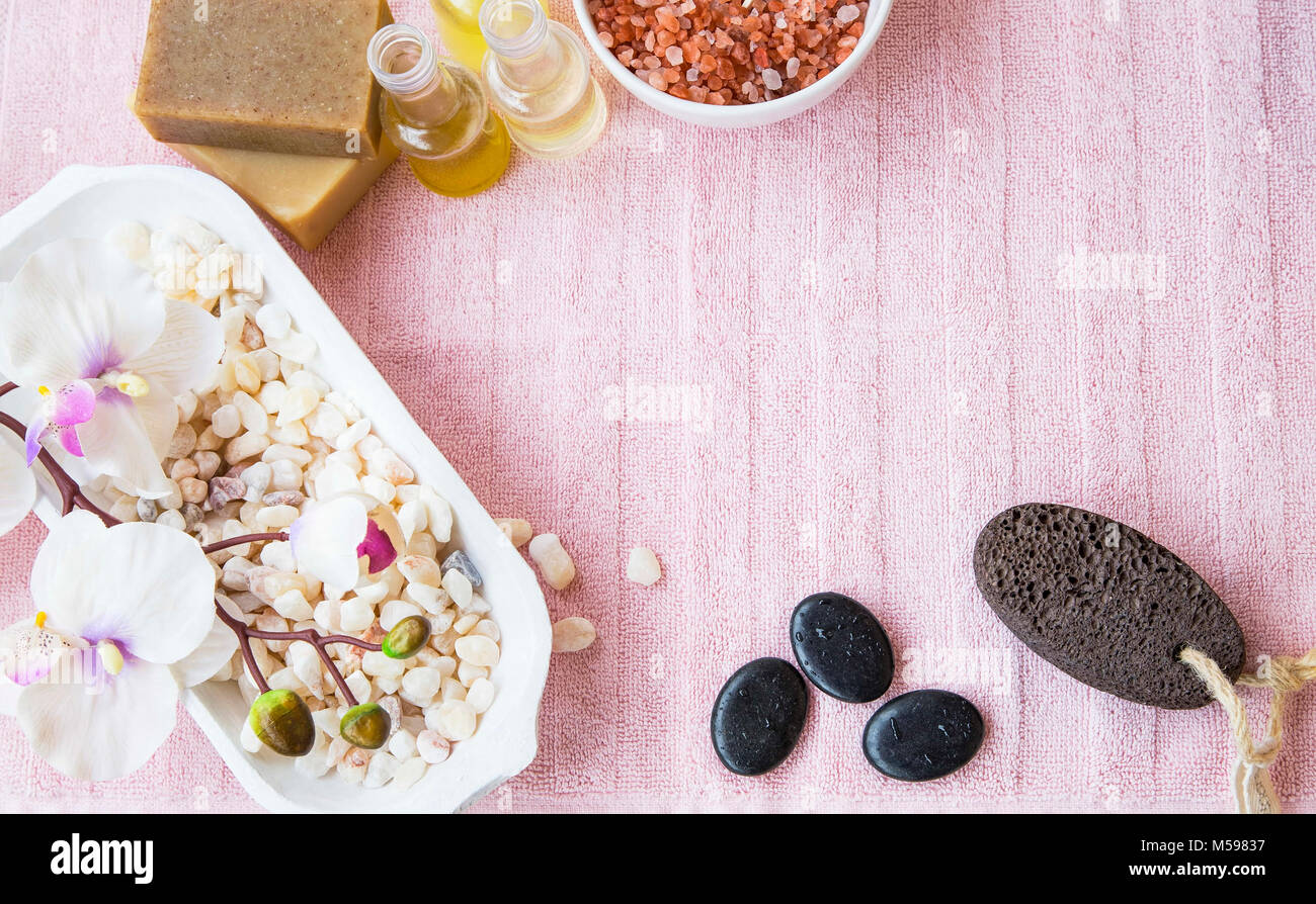 Spa mit Orchidee, Badesalz, Badeöl und natürliche Seife, Massage Steine, Spa noch Leben flatlay Stockfoto