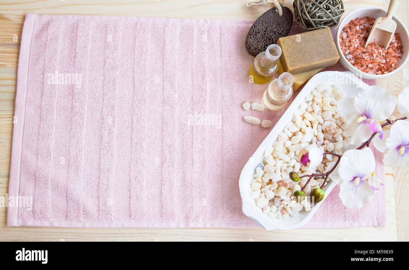Noch immer leben flatlay Spa mit Spa Produkte, natürliche Seifen, Badesalz, Badeöl, Orchidee, Blumen, natürliche Seifen, Baumwolle Handtuch und Massage Steine Stockfoto