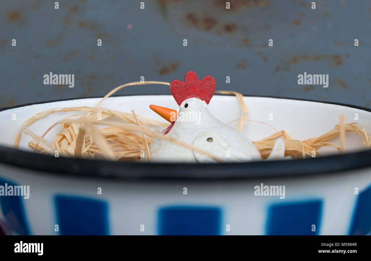 Weißes Huhn Ornament in einem blau-karierten Schüssel Eier Stockfoto