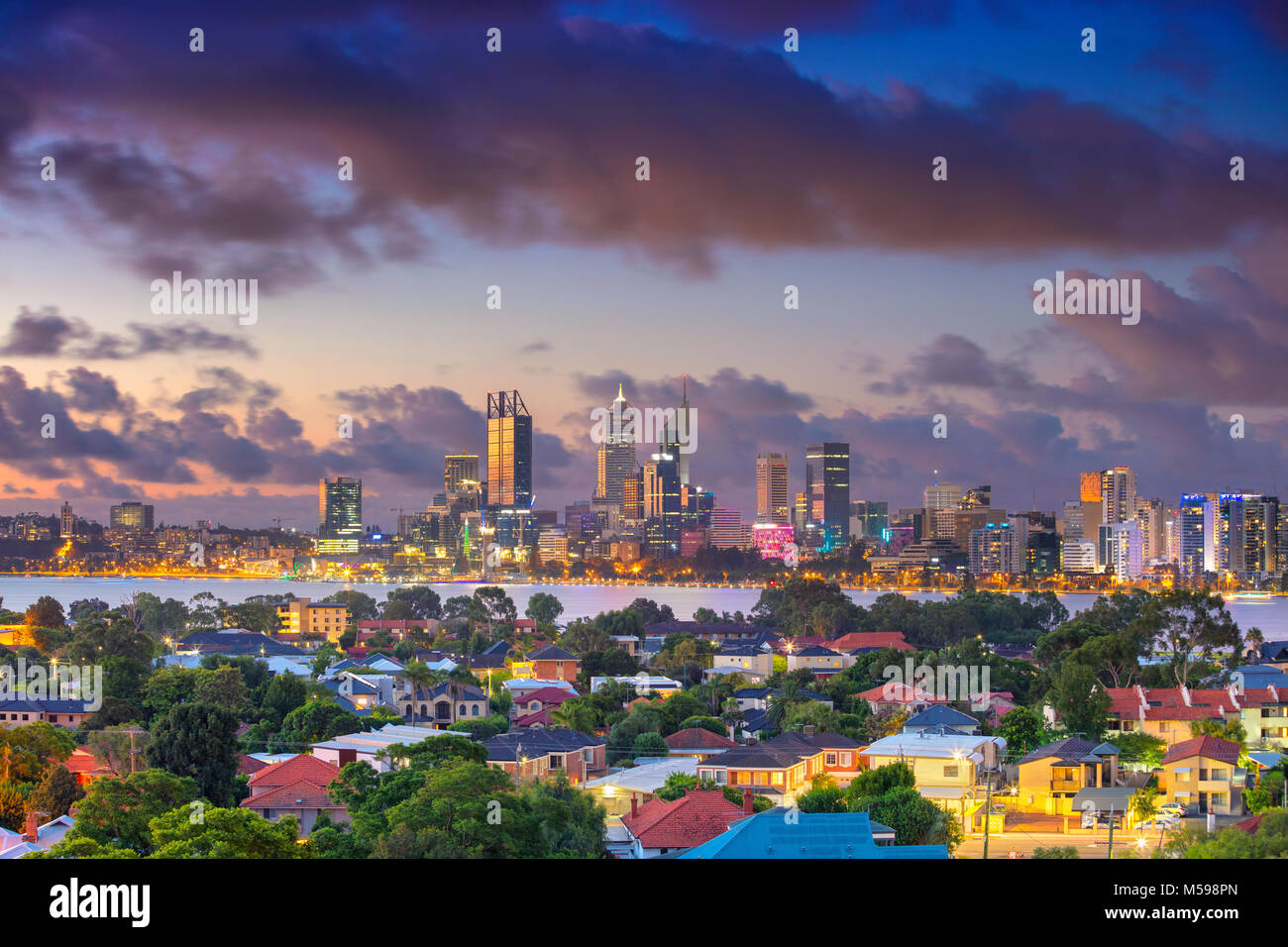 Perth. Antenne Stadtbild bild Skyline von Perth, Australien während der dramatischen Sonnenuntergang. Stockfoto