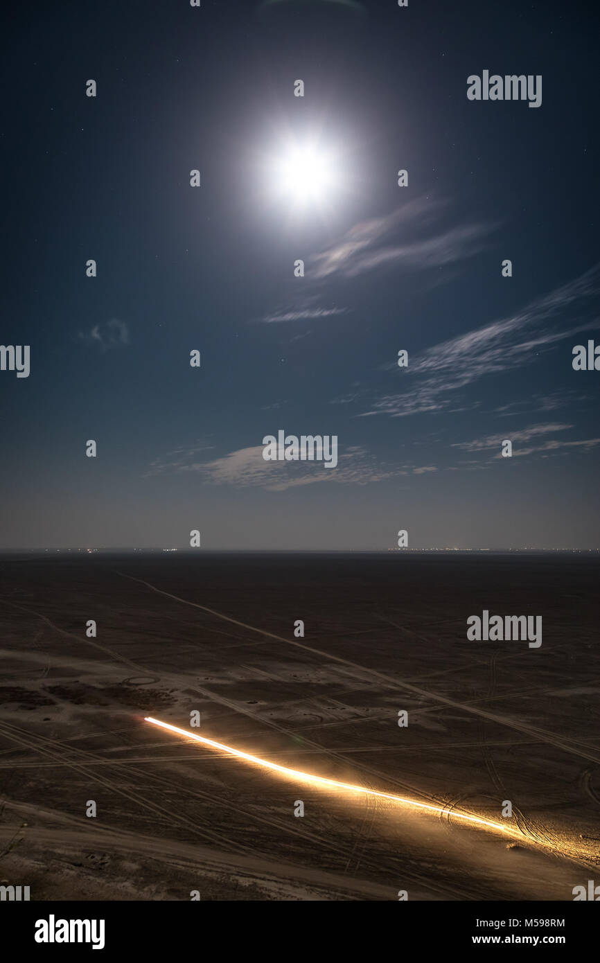 Die super Mond und das Licht trail auf einem Salzsee Stockfoto