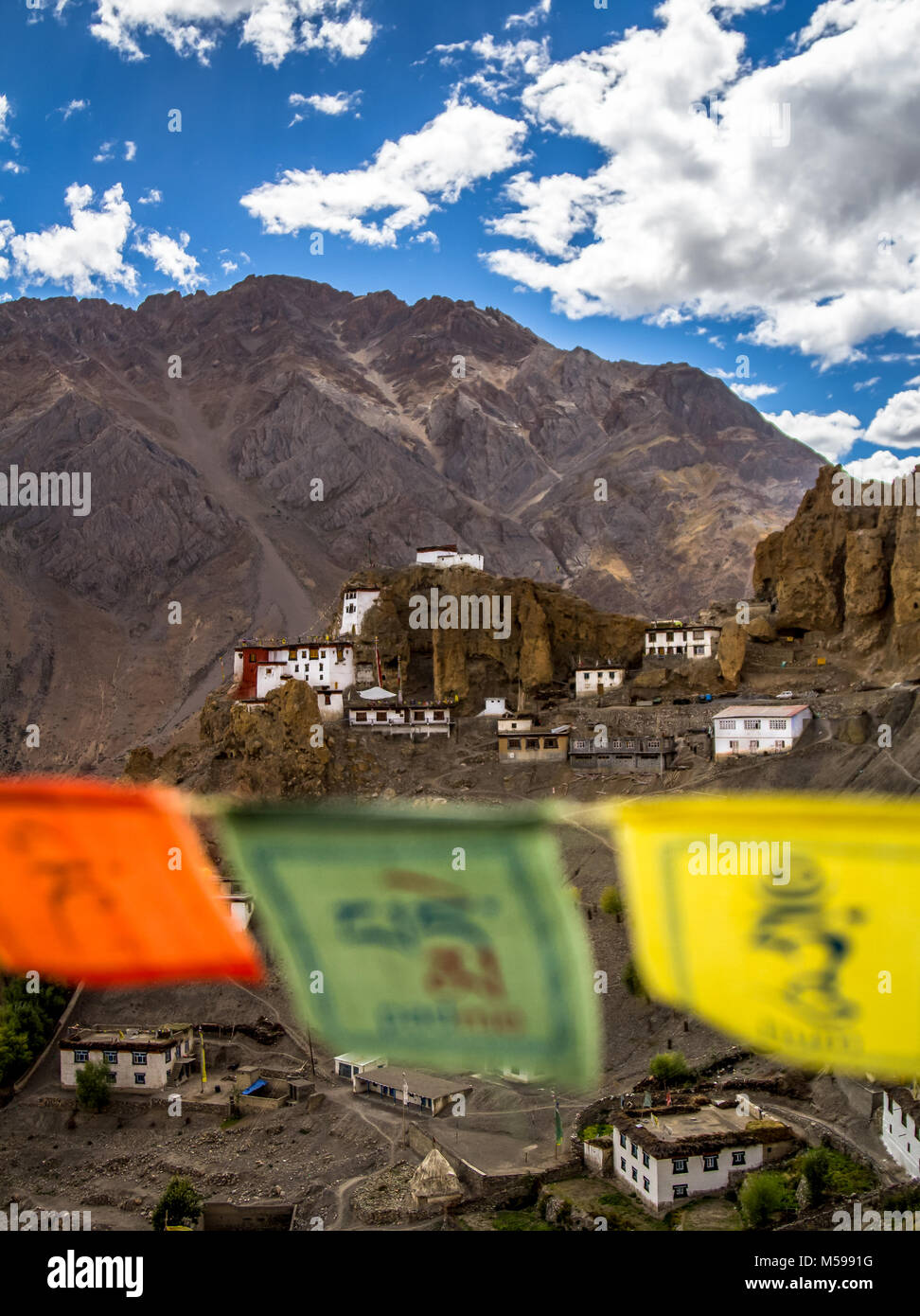 Dhankar Kloster von Spiti Valley, wie durch die buddhistische Gebetsfahnen gesehen Stockfoto