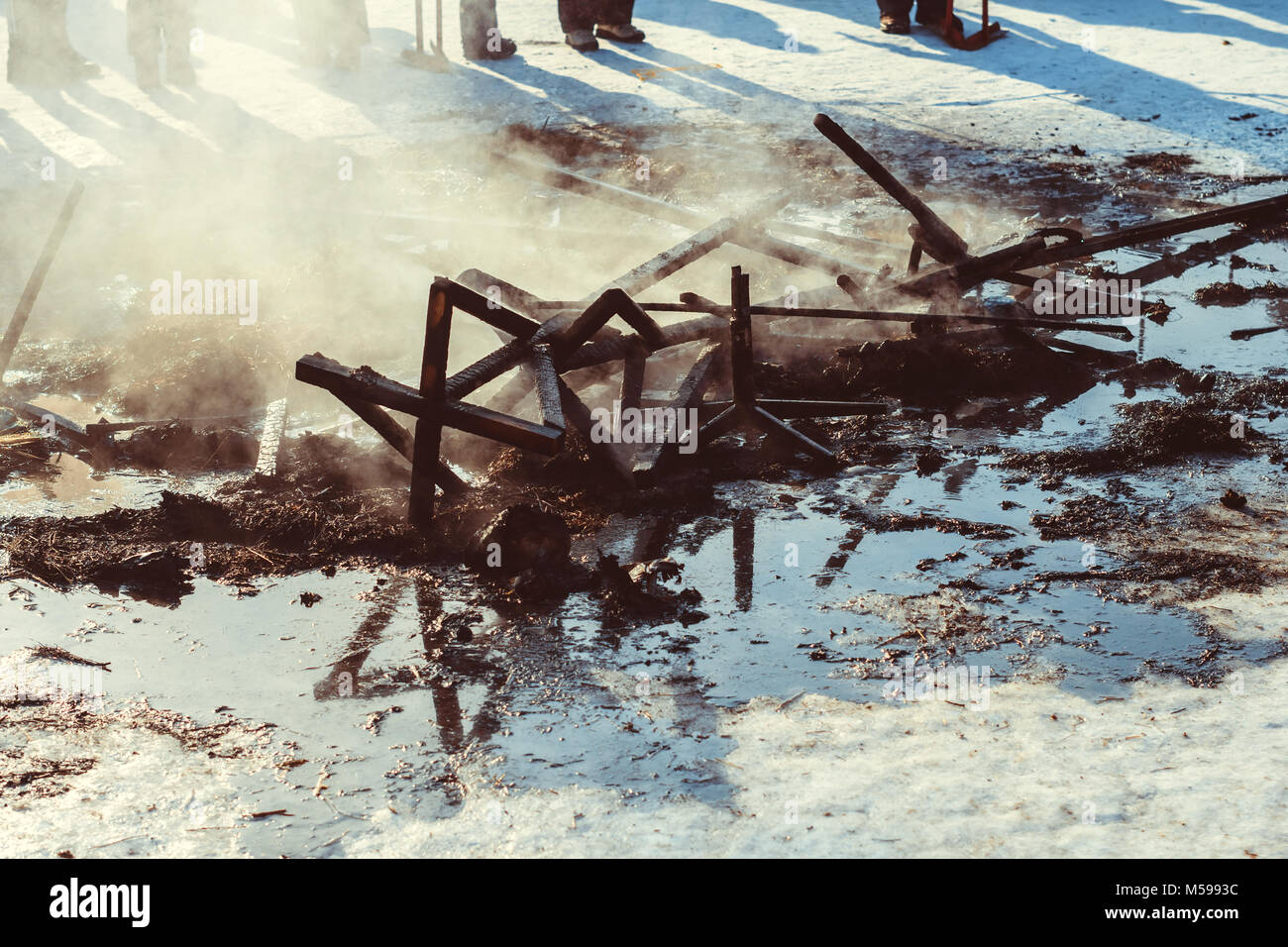 Die Asche des Feuers in der Straße Stockfoto