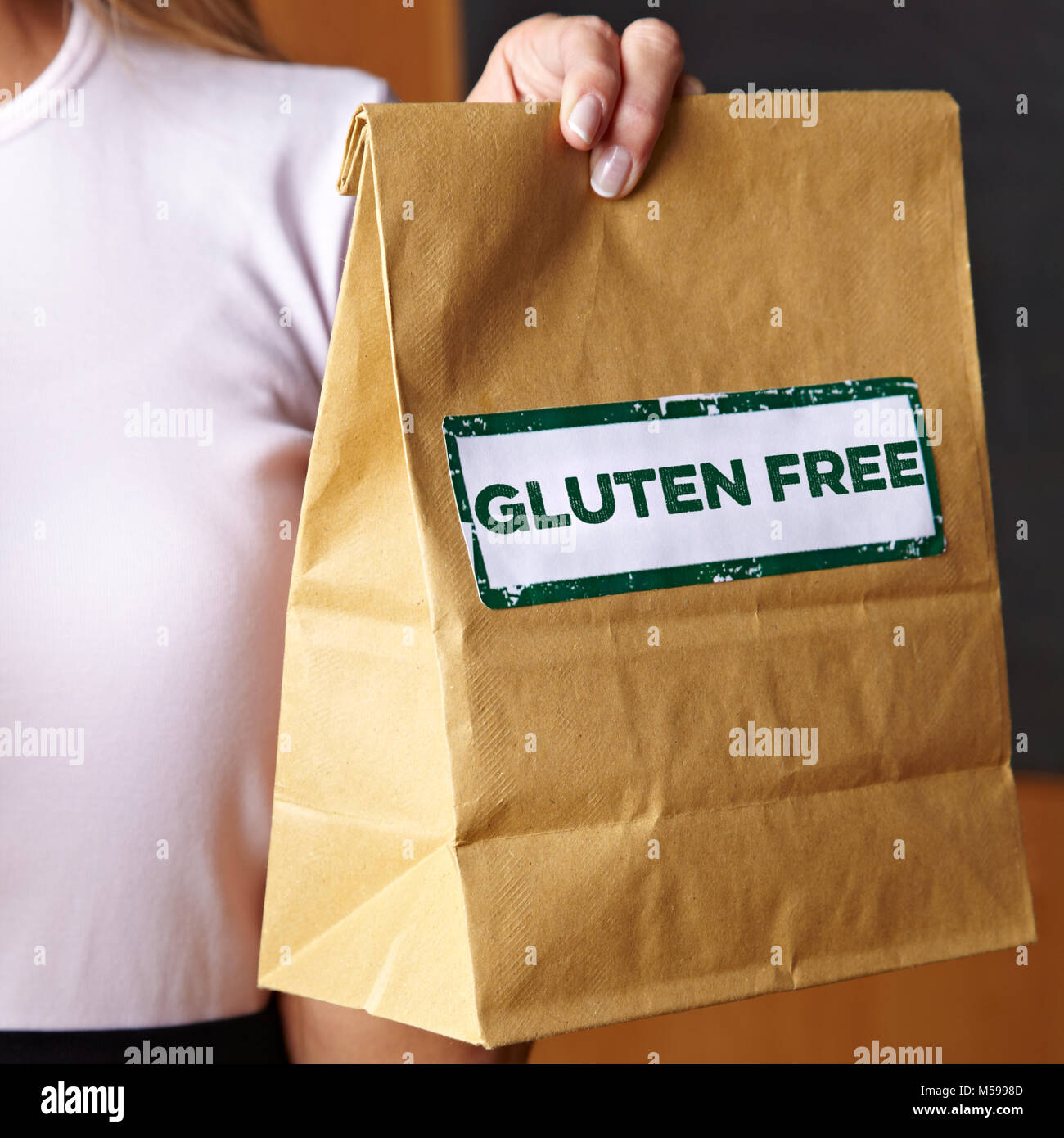 Glutenfrei, um im Café in einer braunen Papiertüte Stockfoto