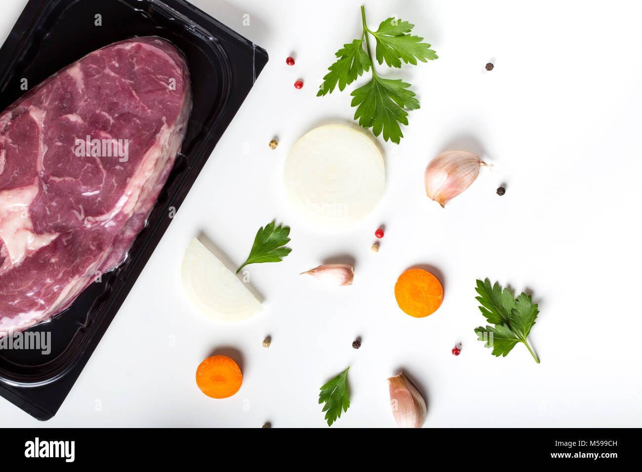 Rohes Rindfleisch Fleisch und Kräuter mit Gemüse auf weißem Hintergrund Stockfoto