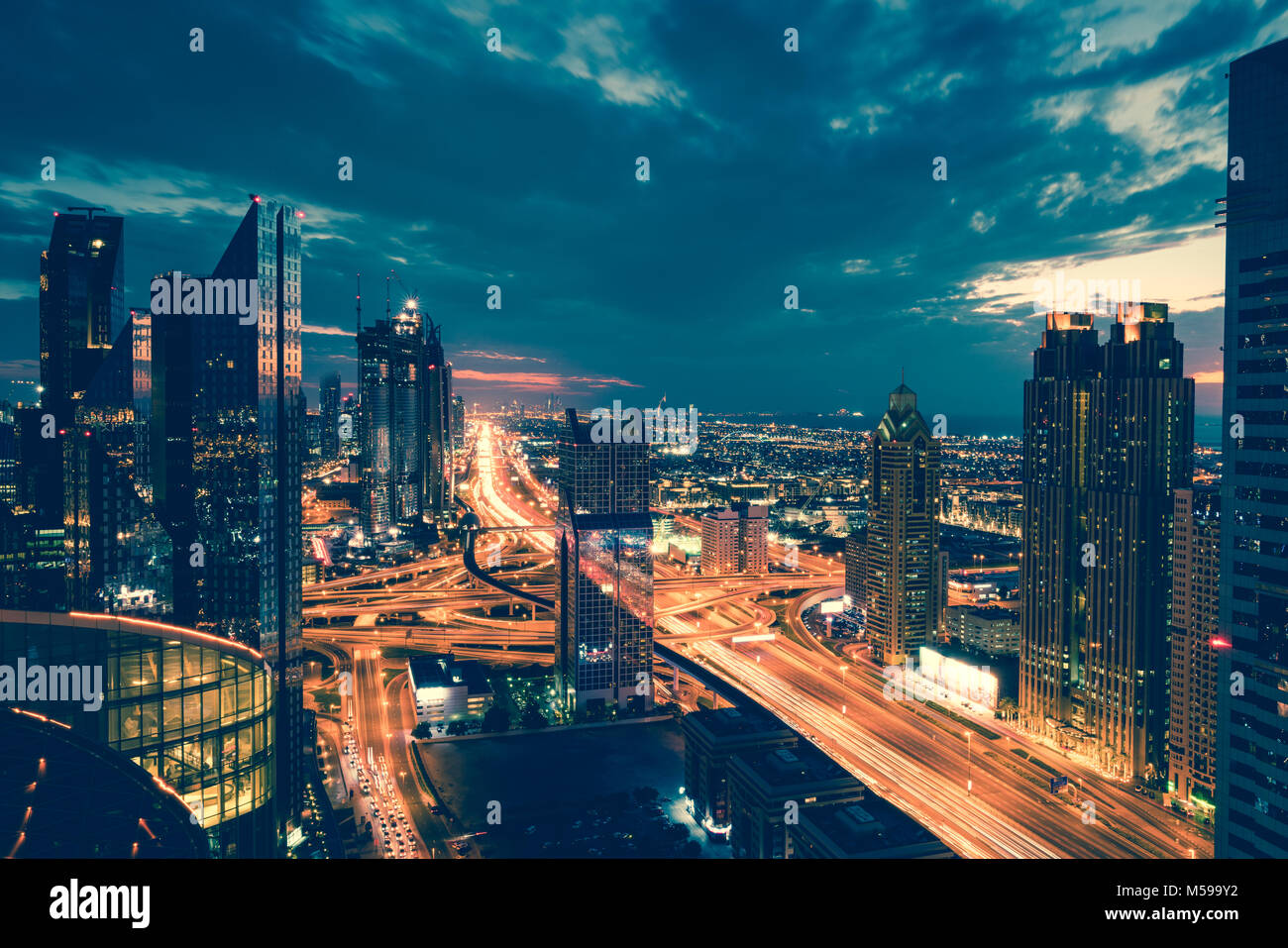 Aus der Vogelperspektive Skyline von Dubai und den Berufsverkehr in der Innenstadt bei Nacht Stockfoto